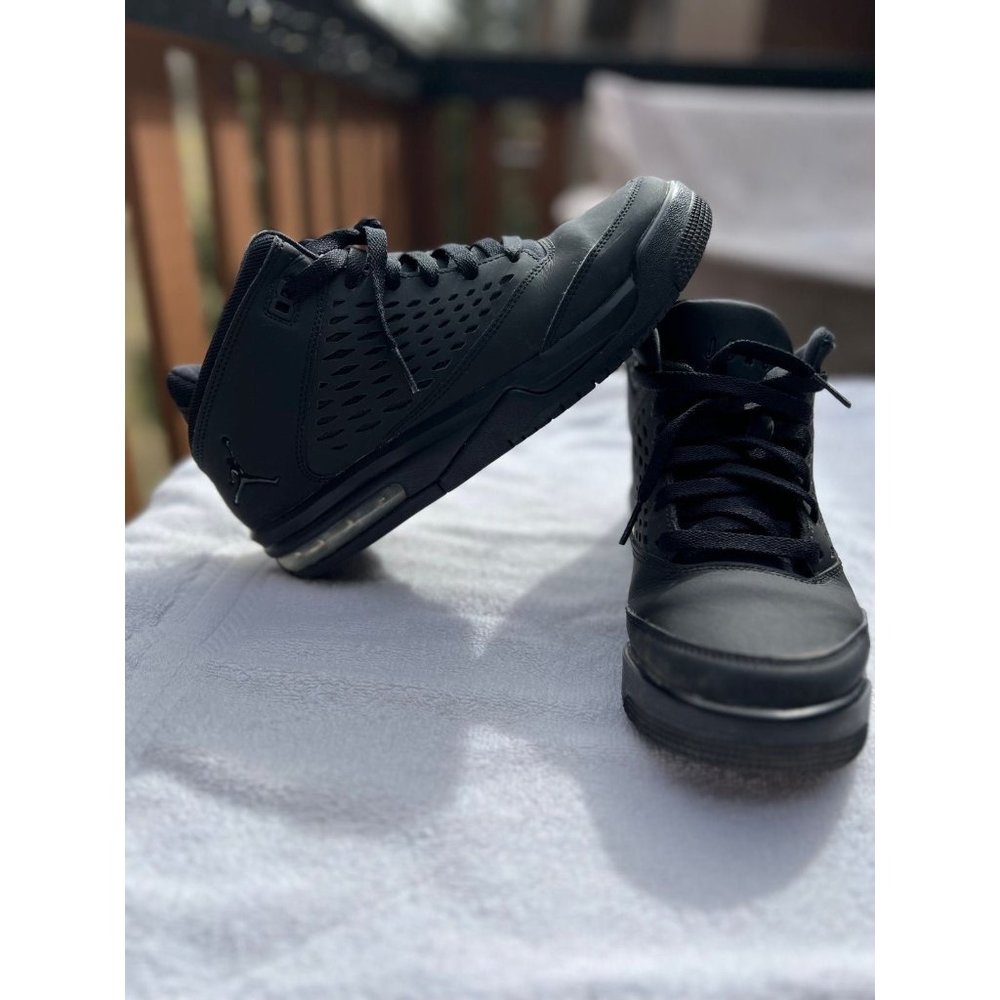 6Y black Jordan’s